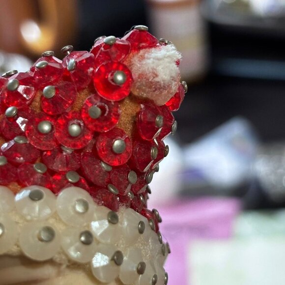 Vintage Beaded Santa & Mrs Claus Figurines – Hand-Pinned Sequins, Flocked Bases, - Picture 13 of 16